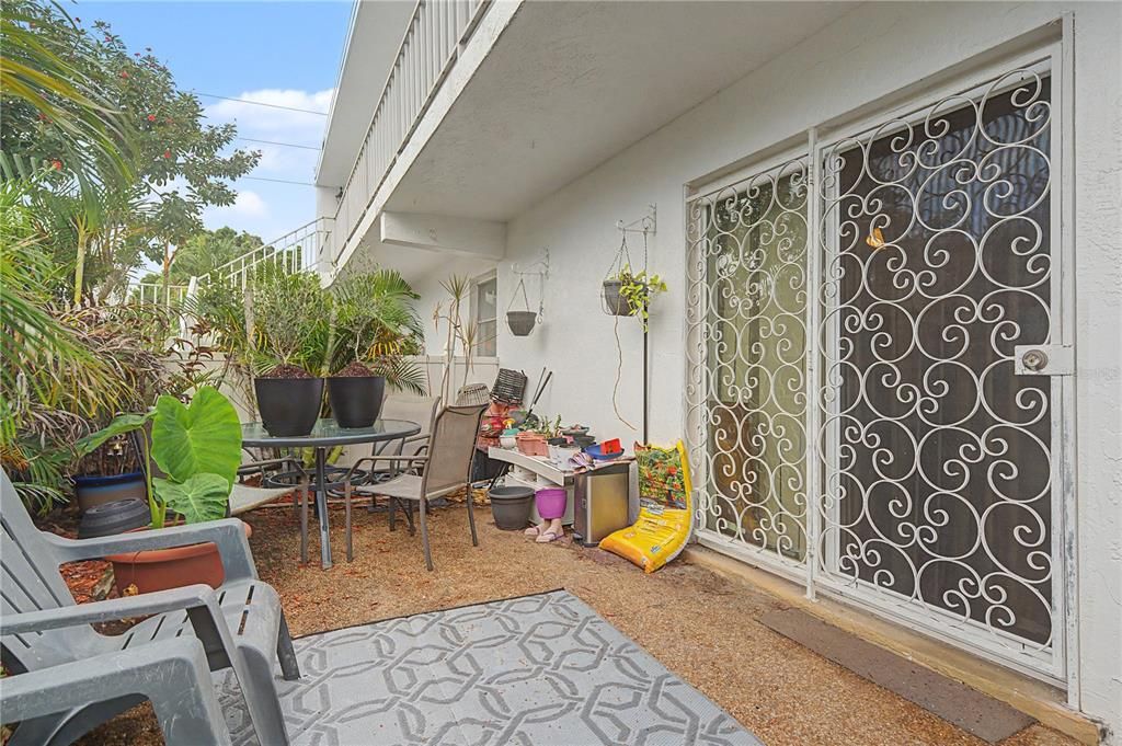 На продажу: $165,000 (2 спален, 2 ванн, 1025 Квадратных фут)