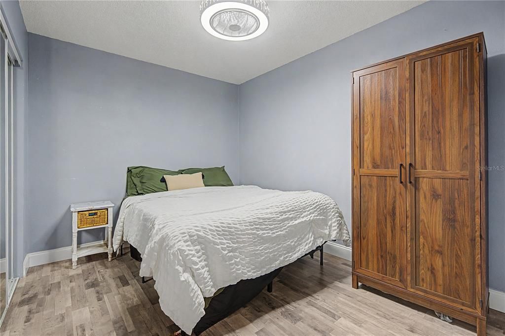 На продажу: $165,000 (2 спален, 2 ванн, 1025 Квадратных фут)