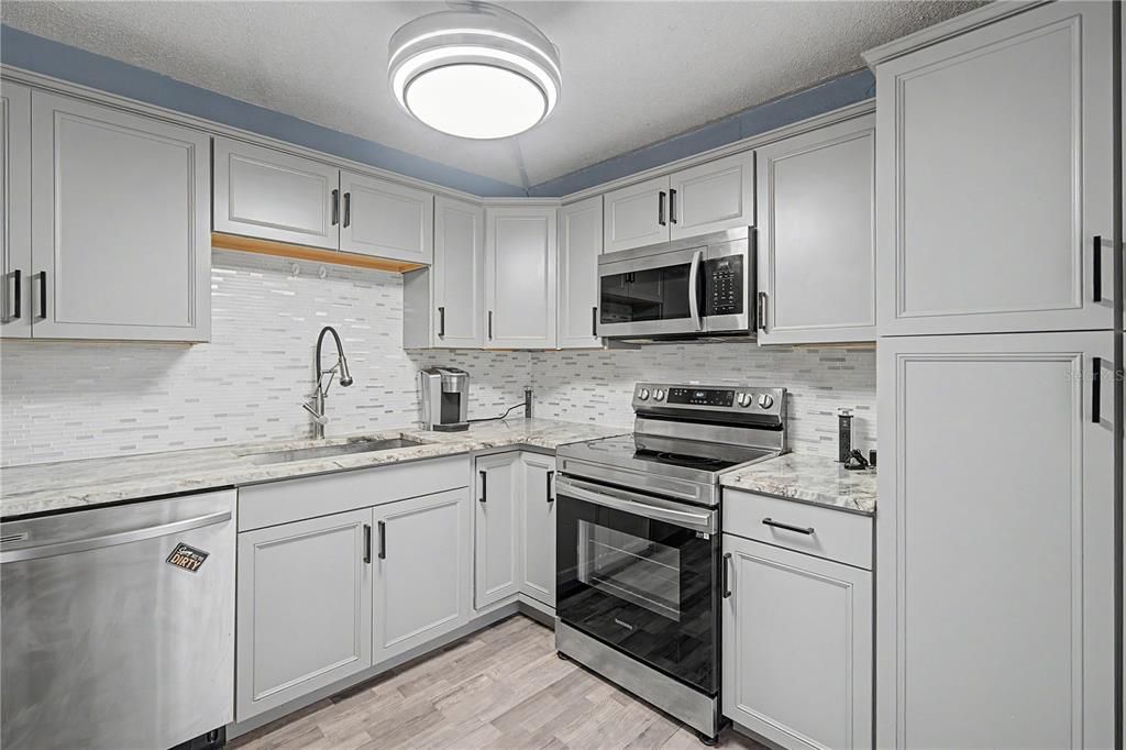 На продажу: $165,000 (2 спален, 2 ванн, 1025 Квадратных фут)