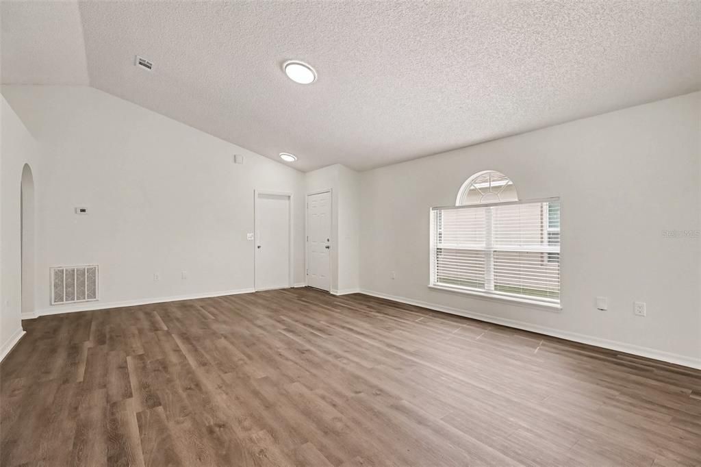 For Sale: $259,900 (3 beds, 2 baths, 1292 Square Feet)