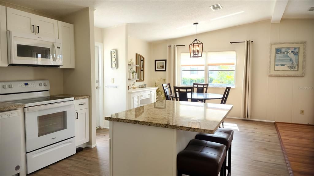 For Sale: $159,900 (2 beds, 2 baths, 1144 Square Feet)