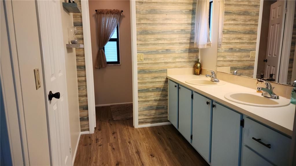 For Sale: $159,900 (2 beds, 2 baths, 1144 Square Feet)