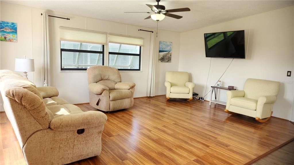 For Sale: $159,900 (2 beds, 2 baths, 1144 Square Feet)