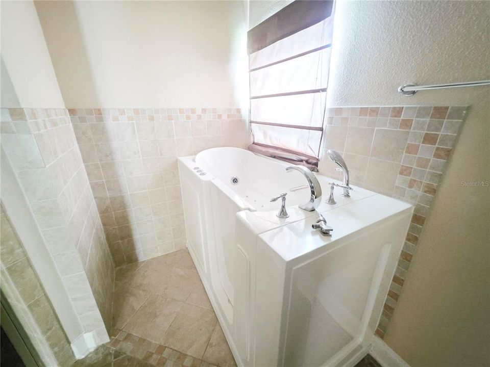 En Venta: $575,000 (4 camas, 3 baños, 2961 Pies cuadrados)
