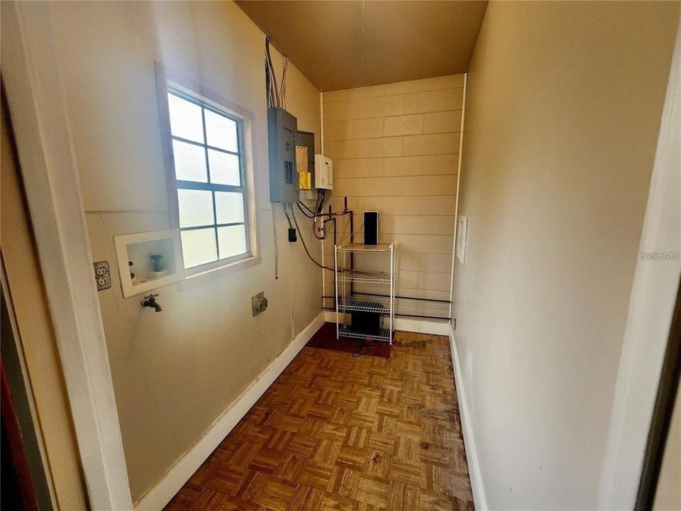 For Sale: $250,000 (3 beds, 2 baths, 1595 Square Feet)