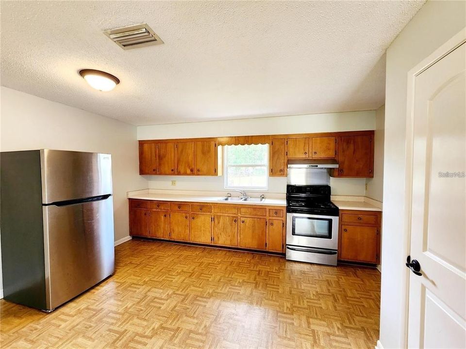 For Sale: $250,000 (3 beds, 2 baths, 1595 Square Feet)