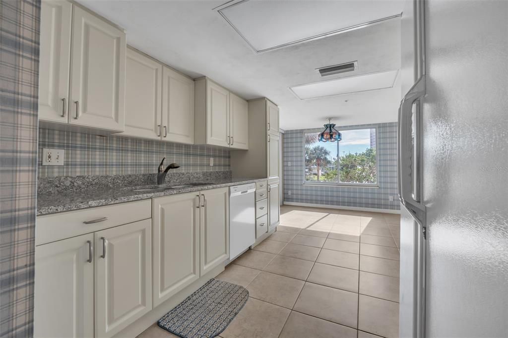 For Sale: $260,000 (3 beds, 3 baths, 1715 Square Feet)