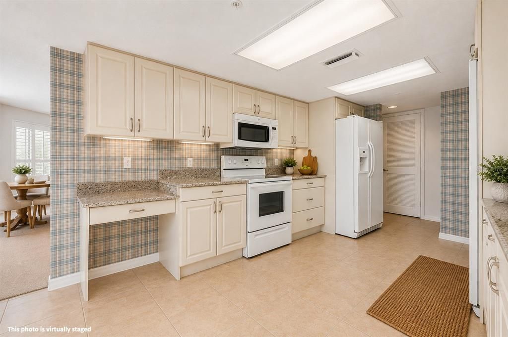 For Sale: $260,000 (3 beds, 3 baths, 1715 Square Feet)
