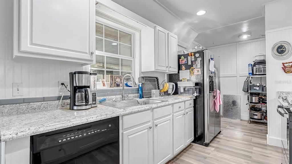 For Sale: $299,999 (3 beds, 2 baths, 1065 Square Feet)