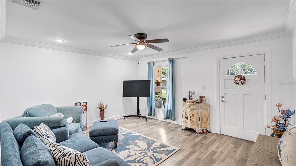 For Sale: $299,999 (3 beds, 2 baths, 1065 Square Feet)