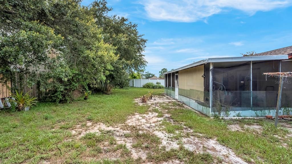 For Sale: $299,999 (3 beds, 2 baths, 1065 Square Feet)
