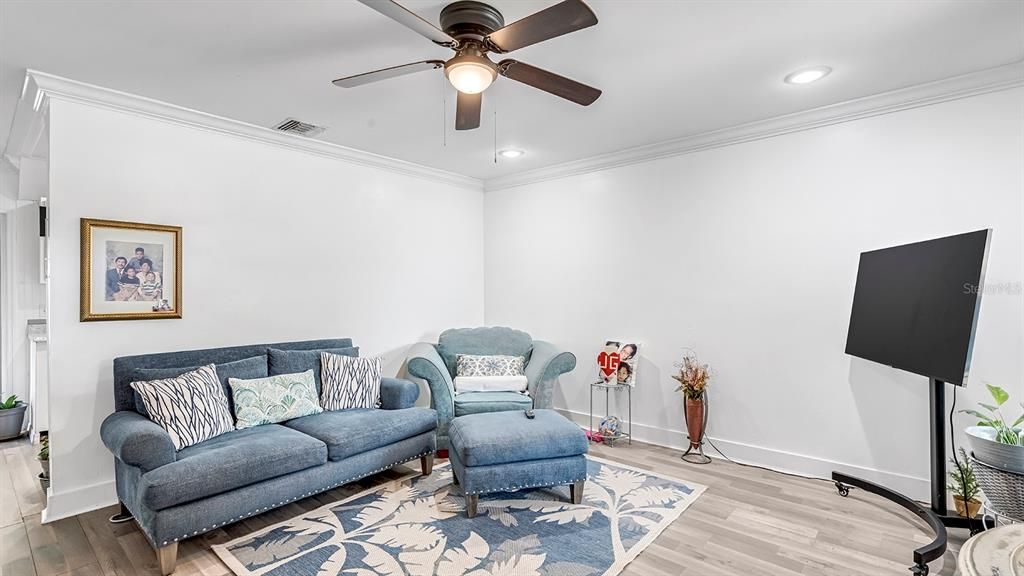 For Sale: $299,999 (3 beds, 2 baths, 1065 Square Feet)