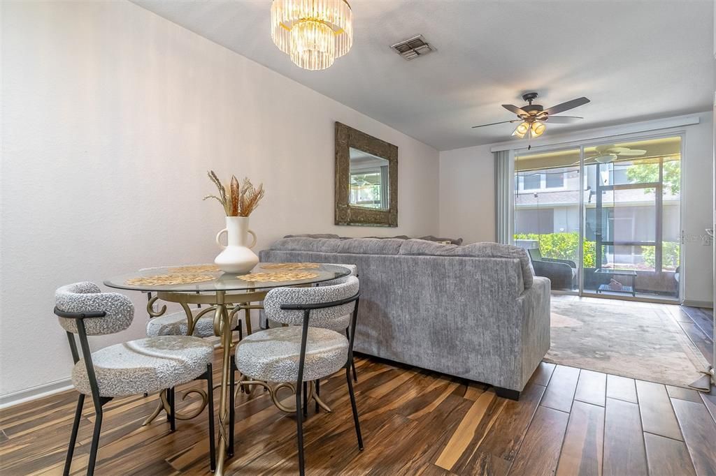 На продажу: $249,900 (2 спален, 2 ванн, 1074 Квадратных фут)
