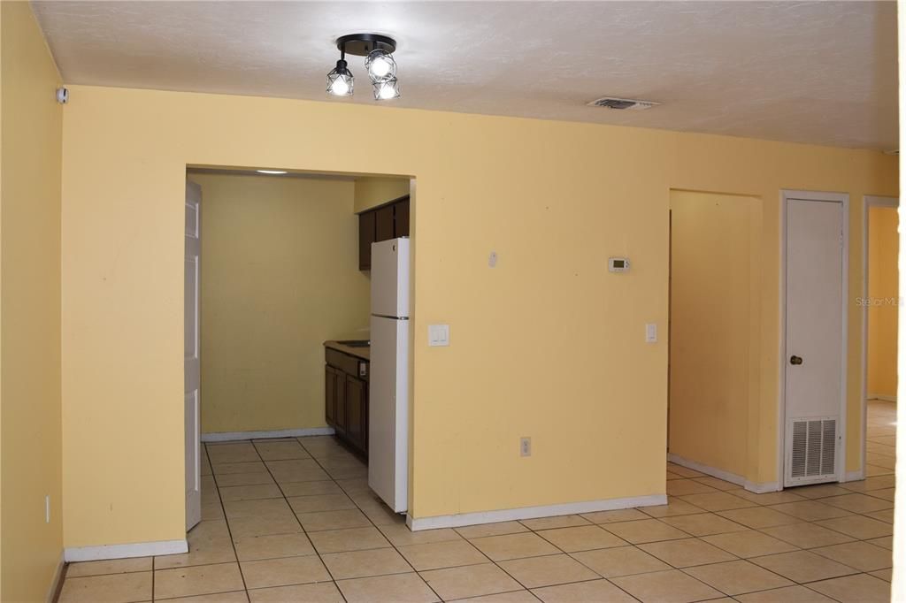 For Rent: $1,200 (2 beds, 1 baths, 823.5 Square Feet)