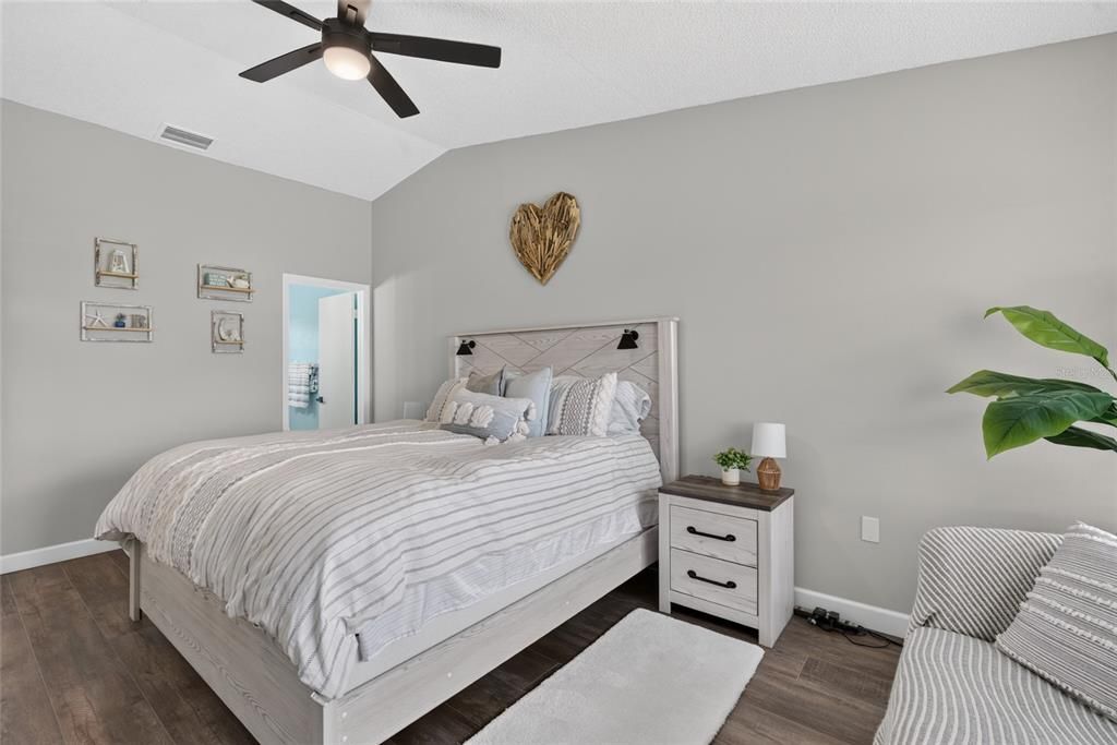 For Sale: $199,000 (2 beds, 2 baths, 1030 Square Feet)