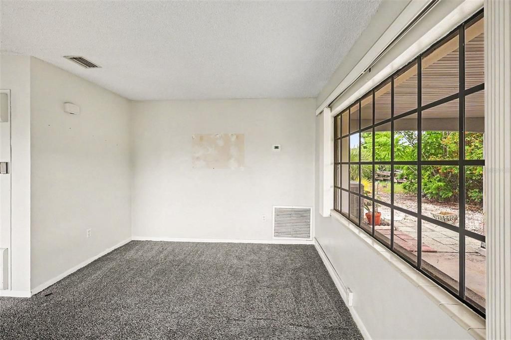 Active With Contract: $144,950 (2 beds, 1 baths, 1040 Square Feet)