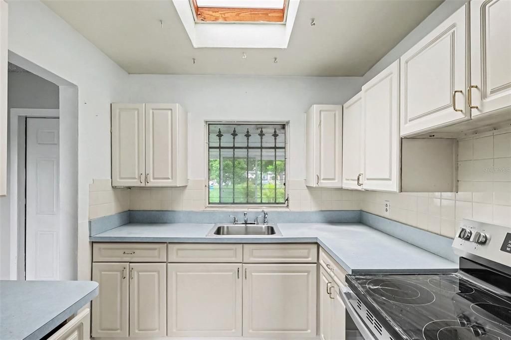 Active With Contract: $144,950 (2 beds, 1 baths, 1040 Square Feet)