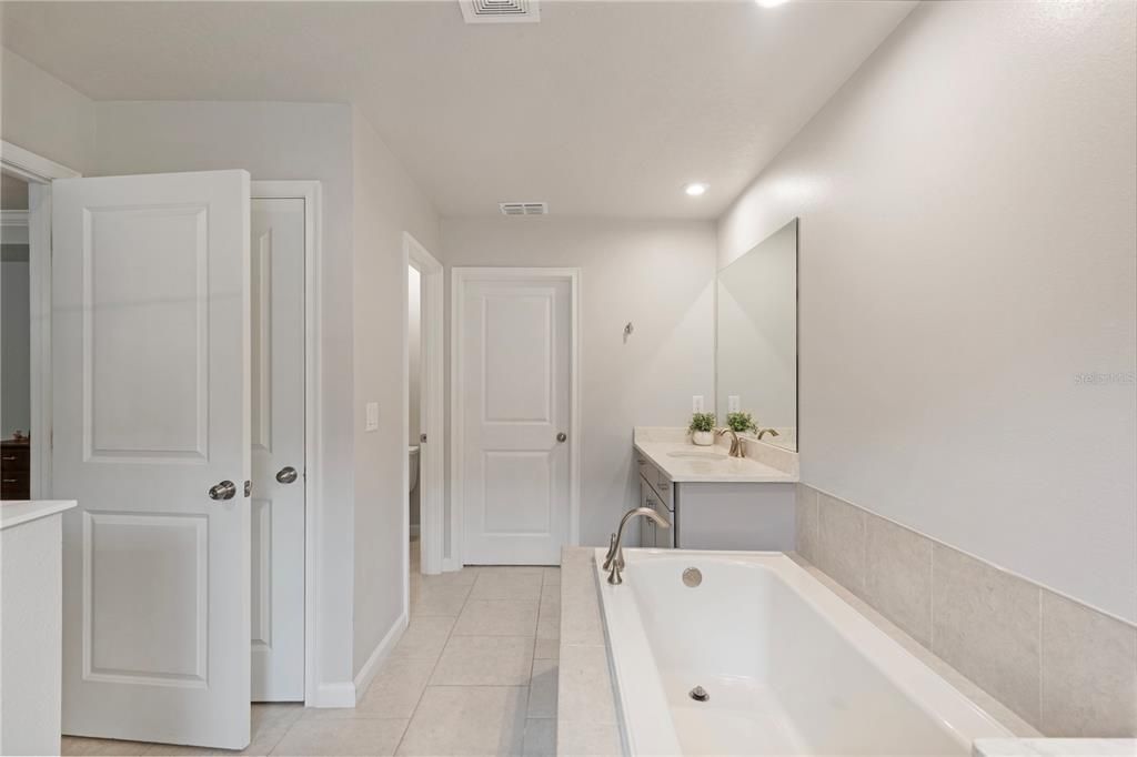 For Rent: $2,700 (4 beds, 3 baths, 2574 Square Feet)