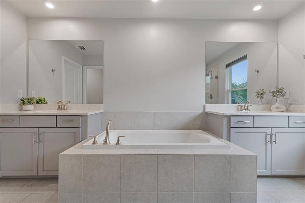 For Rent: $2,700 (4 beds, 3 baths, 2574 Square Feet)