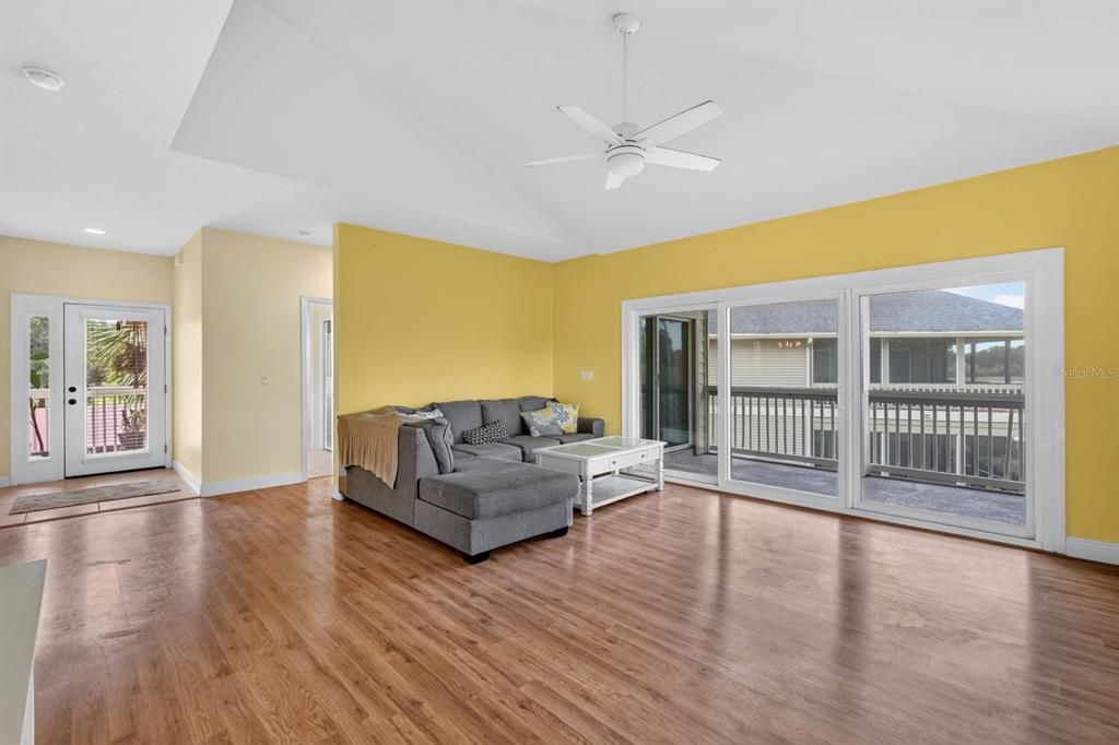 For Sale: $249,900 (2 beds, 2 baths, 1300 Square Feet)