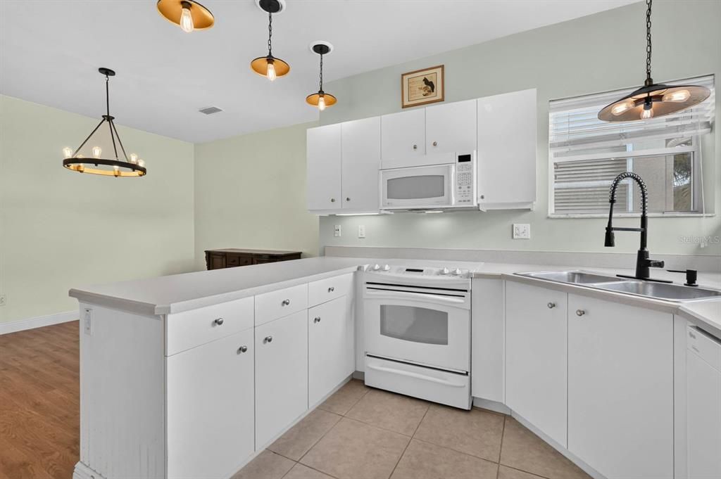 For Sale: $249,900 (2 beds, 2 baths, 1300 Square Feet)