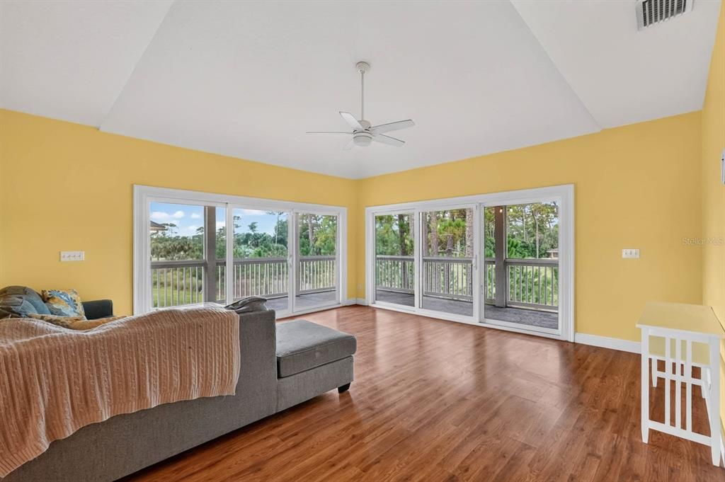 For Sale: $249,900 (2 beds, 2 baths, 1300 Square Feet)