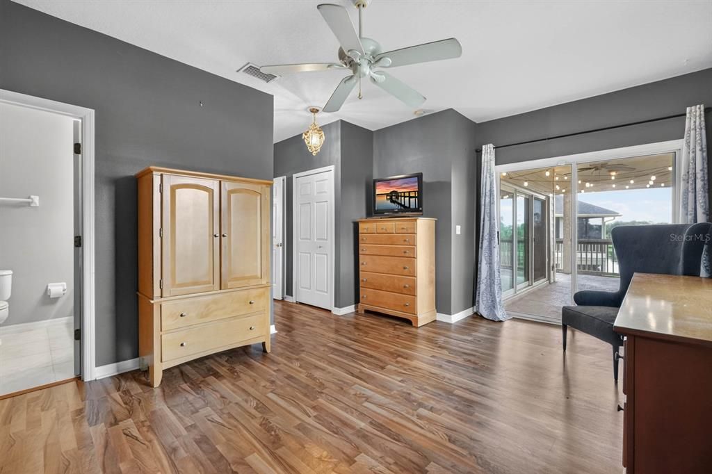 For Sale: $249,900 (2 beds, 2 baths, 1300 Square Feet)