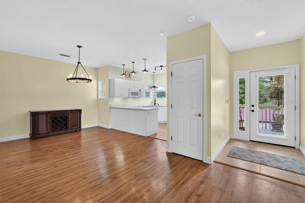 For Sale: $249,900 (2 beds, 2 baths, 1300 Square Feet)