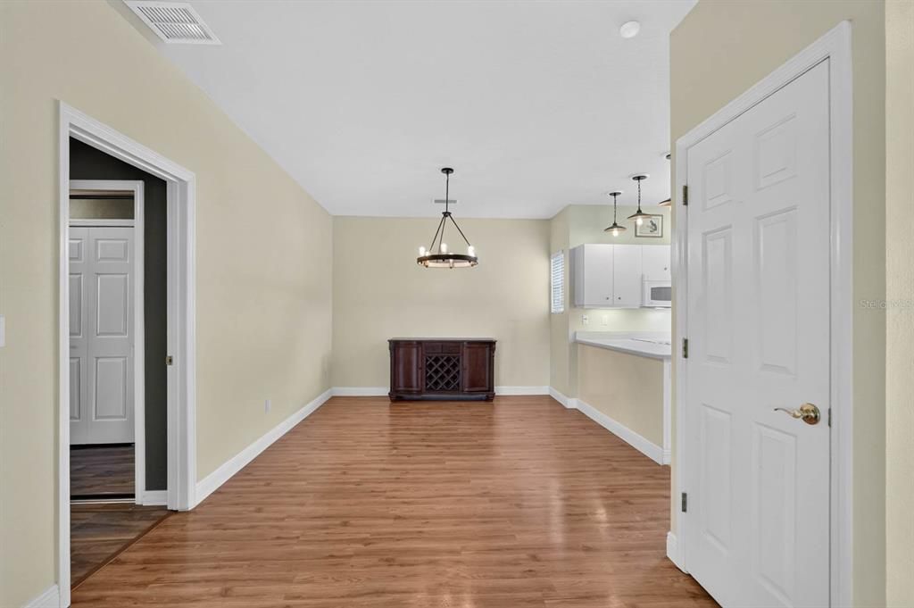 For Sale: $249,900 (2 beds, 2 baths, 1300 Square Feet)