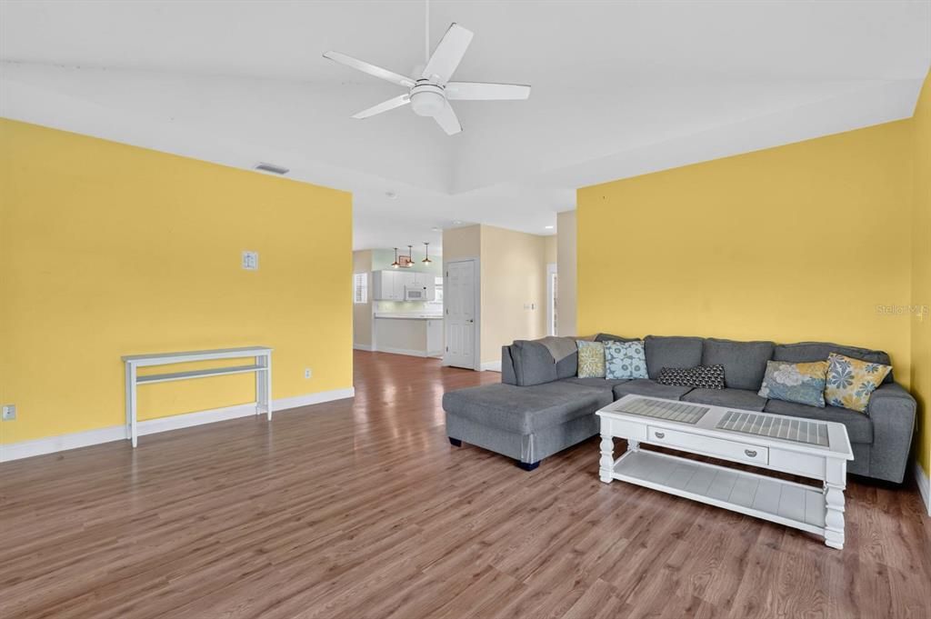 For Sale: $249,900 (2 beds, 2 baths, 1300 Square Feet)