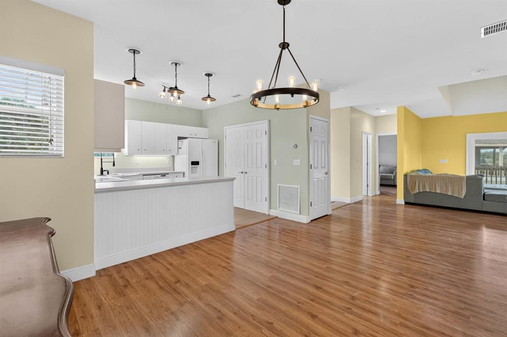 For Sale: $249,900 (2 beds, 2 baths, 1300 Square Feet)