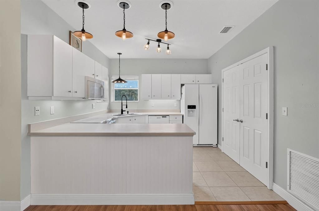 For Sale: $249,900 (2 beds, 2 baths, 1300 Square Feet)