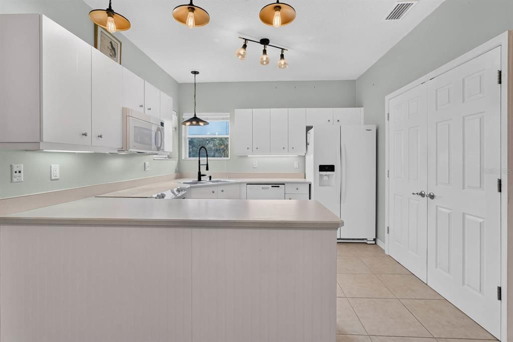 For Sale: $249,900 (2 beds, 2 baths, 1300 Square Feet)