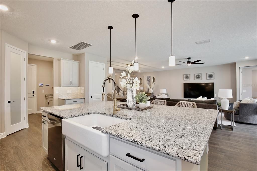 En Venta: $835,000 (6 camas, 4 baños, 4112 Pies cuadrados)