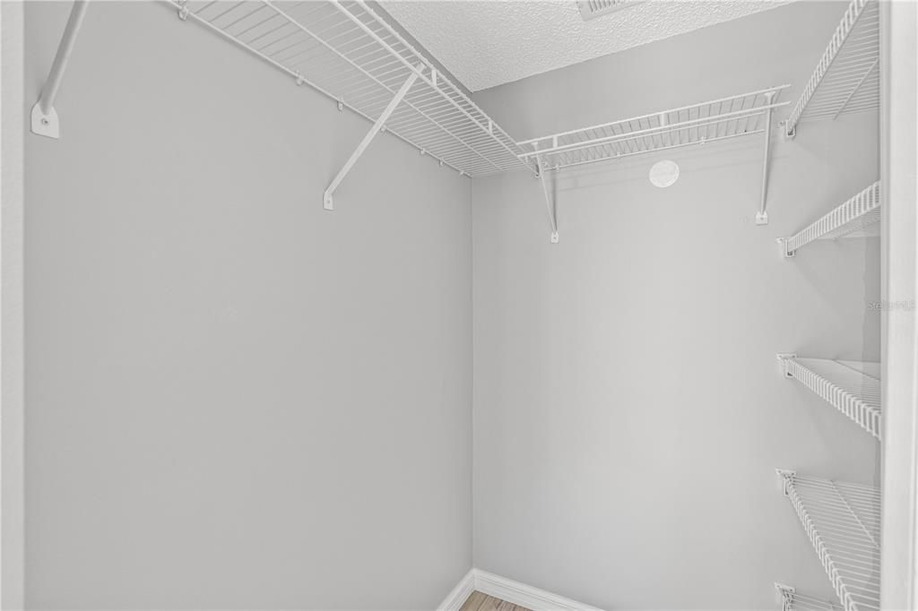 For Sale: $137,500 (2 beds, 1 baths, 864 Square Feet)