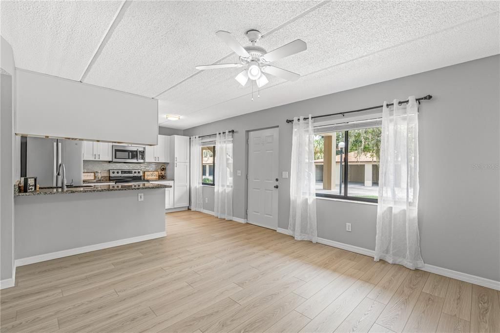 For Sale: $137,500 (2 beds, 1 baths, 864 Square Feet)