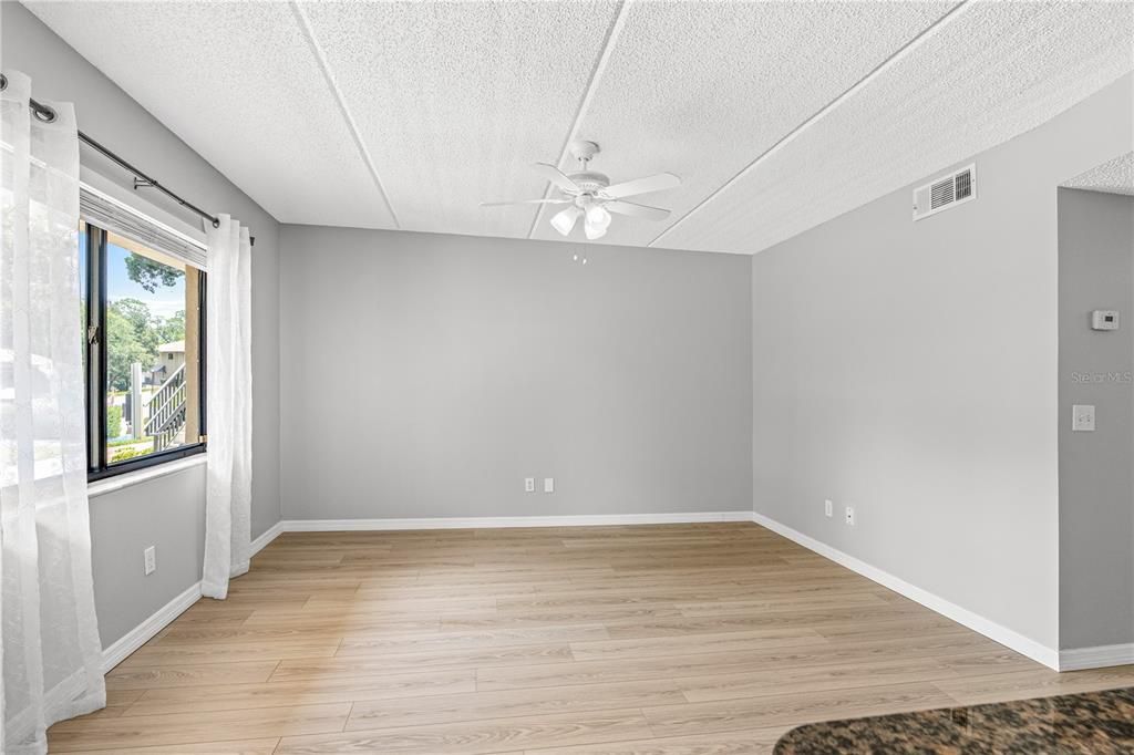 For Sale: $137,500 (2 beds, 1 baths, 864 Square Feet)