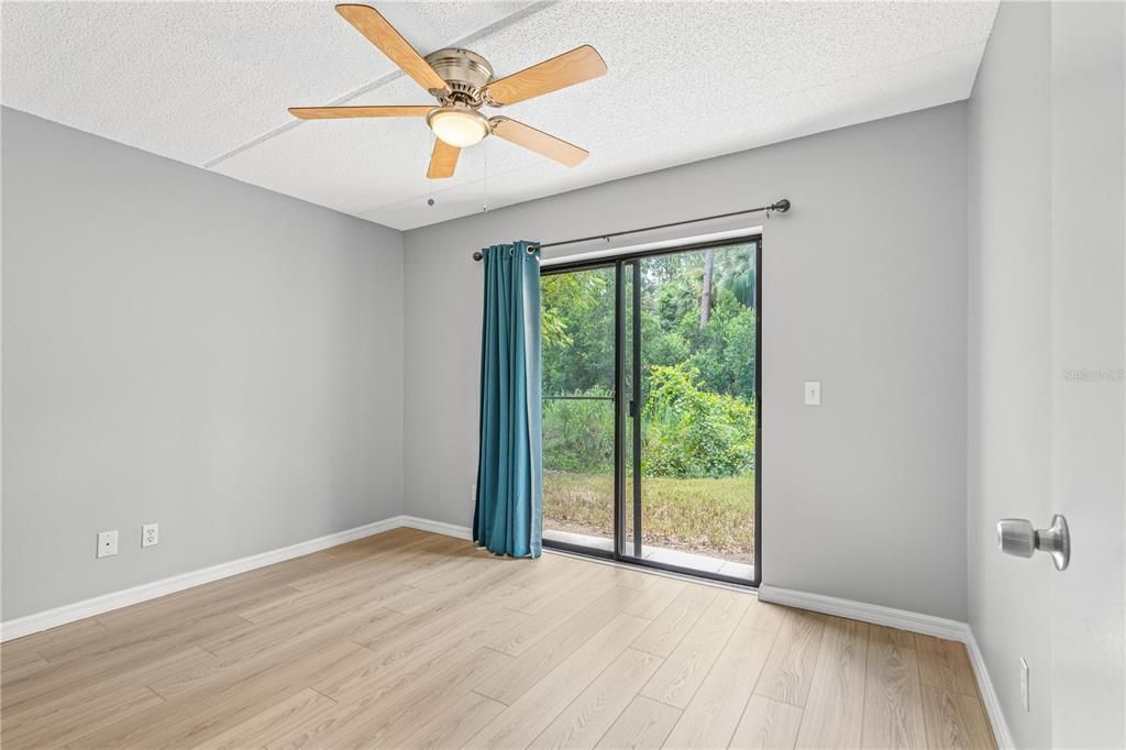 For Sale: $137,500 (2 beds, 1 baths, 864 Square Feet)