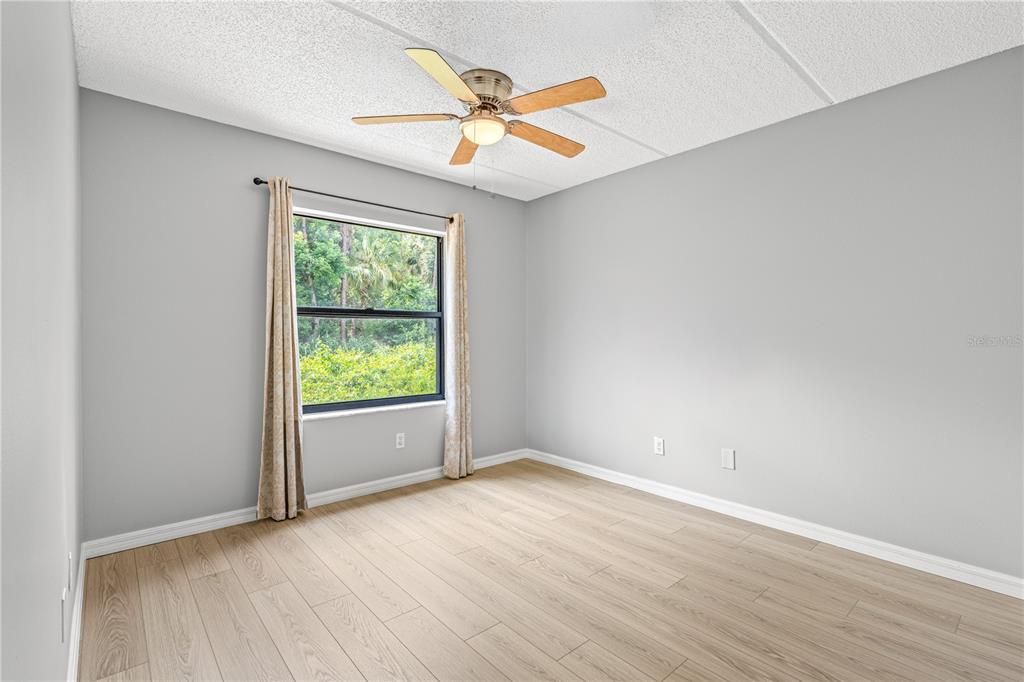 For Sale: $137,500 (2 beds, 1 baths, 864 Square Feet)