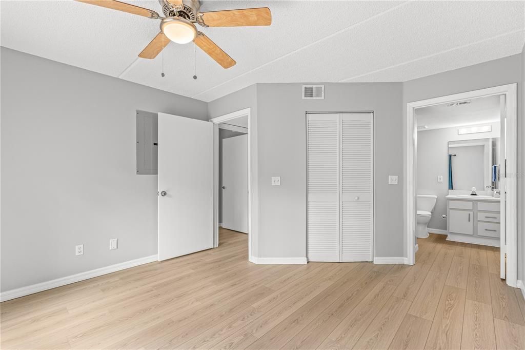For Sale: $137,500 (2 beds, 1 baths, 864 Square Feet)