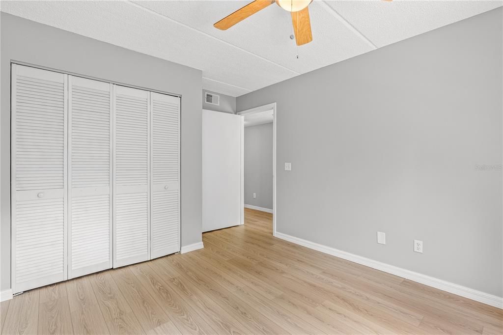 For Sale: $137,500 (2 beds, 1 baths, 864 Square Feet)