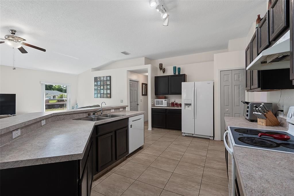 En Venta: $349,900 (4 camas, 2 baños, 2114 Pies cuadrados)