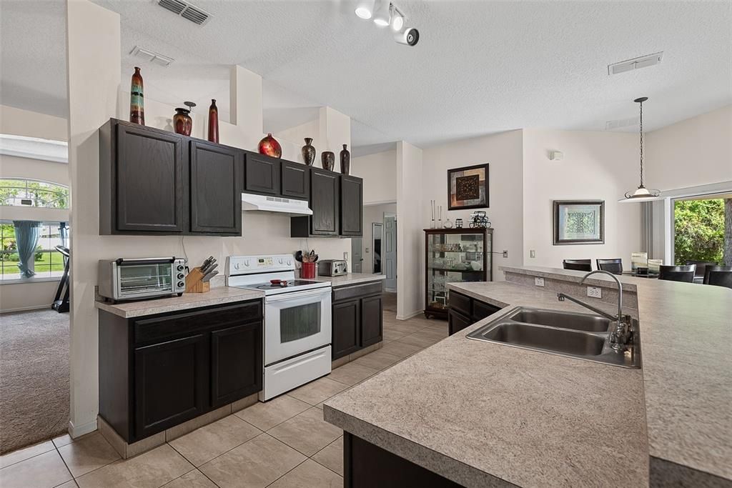 En Venta: $349,900 (4 camas, 2 baños, 2114 Pies cuadrados)