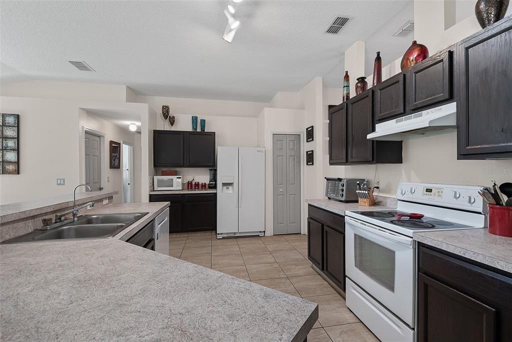 En Venta: $349,900 (4 camas, 2 baños, 2114 Pies cuadrados)