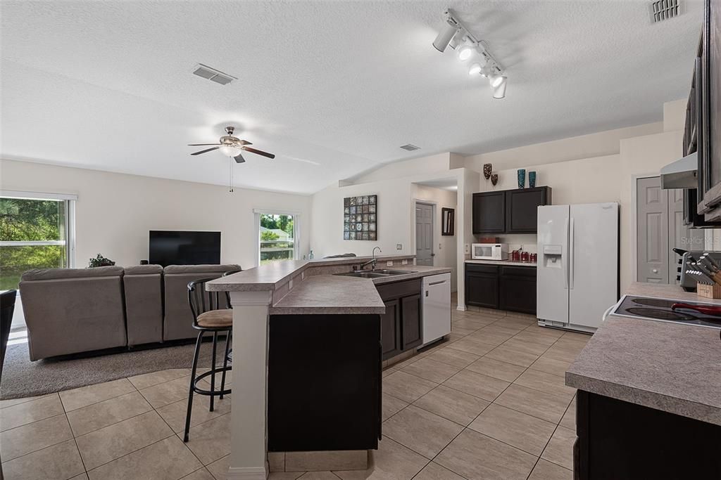 En Venta: $349,900 (4 camas, 2 baños, 2114 Pies cuadrados)