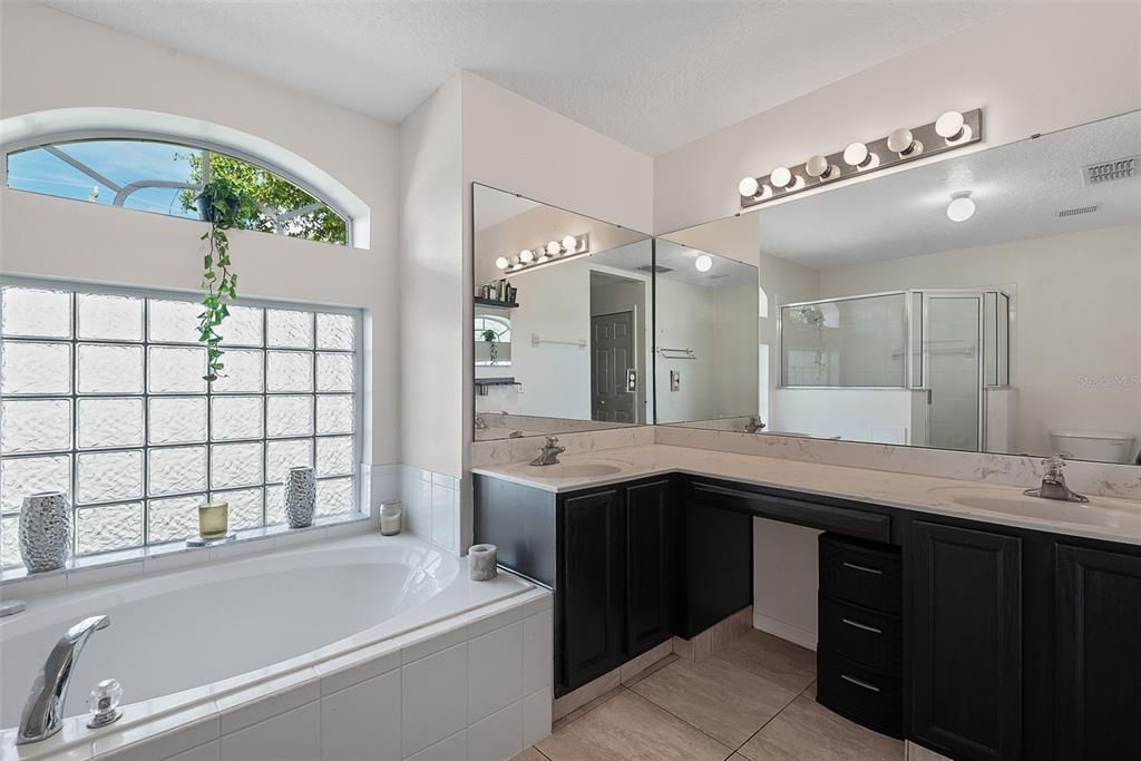 En Venta: $349,900 (4 camas, 2 baños, 2114 Pies cuadrados)