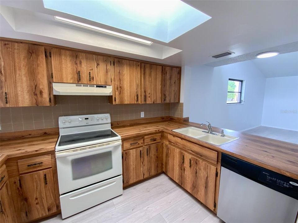 Active With Contract: $1,650 (2 beds, 2 baths, 1128 Square Feet)