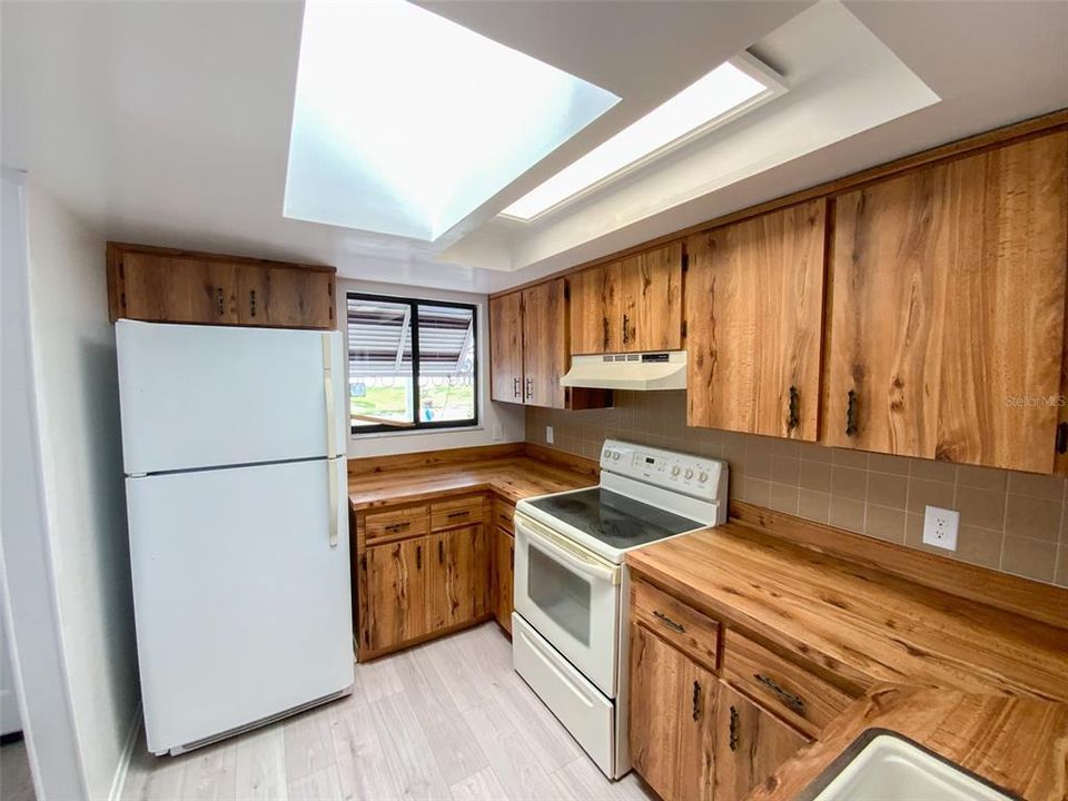 Active With Contract: $1,650 (2 beds, 2 baths, 1128 Square Feet)