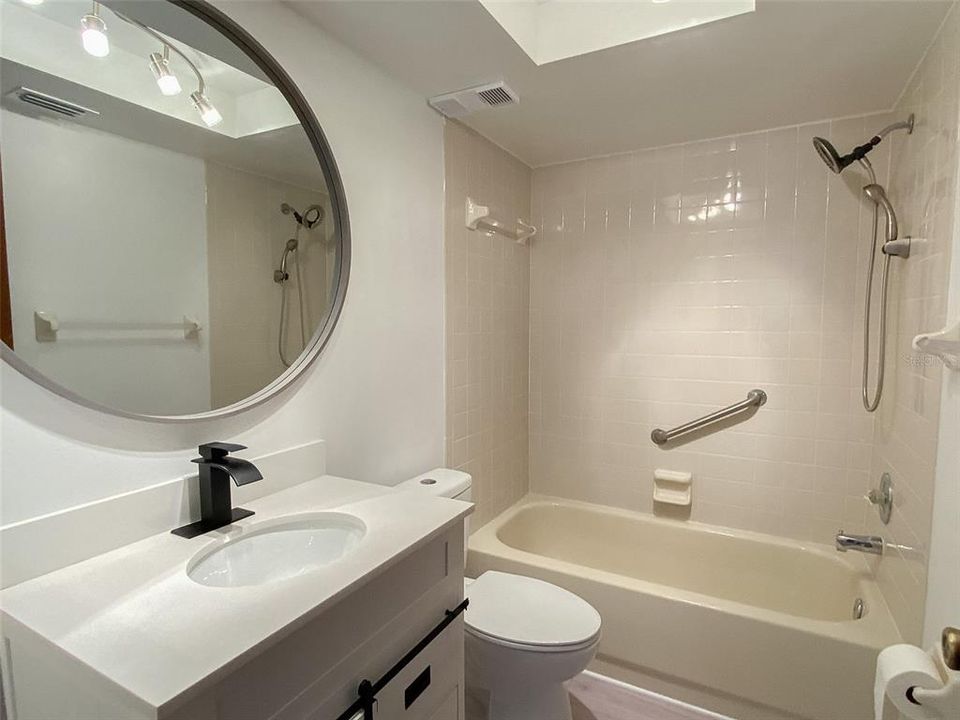 Active With Contract: $1,650 (2 beds, 2 baths, 1128 Square Feet)