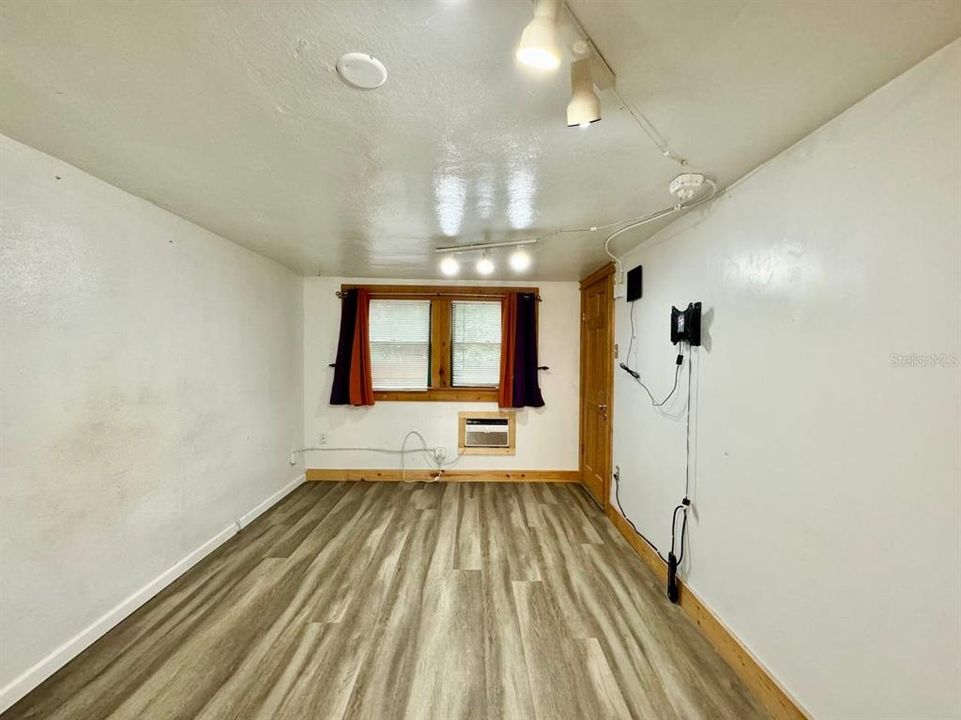 For Rent: $900 (0 beds, 1 baths, 360 Square Feet)